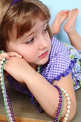 포토 JPG 해외이미지 백인 모델 1 여자 어린이 생각 목걸이 한명 사람 목재 옆모습 파란색 금발 보라색 흰색 표현 작음 보석 고민 해외202004 해외포토 서양인 나무 헤어스타일 감정 뷰포인트 컬러 재료 장신구 크기 광석 파일형식 이미지허브