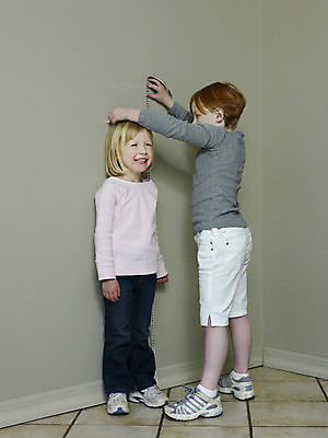 포토 JPG 해외이미지 백인 어린이 반바지 가정 가족 짧은머리 함께함 실내 미소 두명 캐주얼 친구 인테리어 금발 우정 성장 비교 동료 측정 런던 자매 형제 언니 빨간머리 해외202004 해외포토 서양인 헤어스타일 디자인 옷 여자 남자 컨셉 바지 관계 영국 표정 사람 내부 파일형식 이미지허브