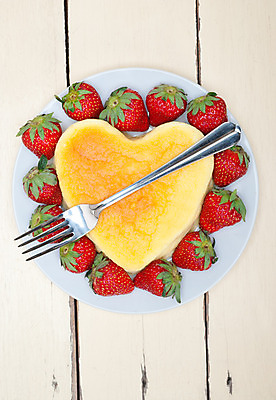 포토 JPG 해외이미지 접시 포크 딸기 디저트 사람없음 하이앵글 하트 치즈케이크 해외202004 해외포토 모양 식기 음식 뷰포인트 과일 케이크 파일형식 이미지허브