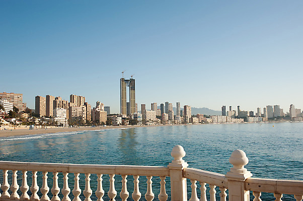 포토 JPG 해외이미지 유럽 바다 여행 아파트 풍경 사람없음 건물 가로 물 도시풍경 햇빛 맑음 고층빌딩 도시 만 스페인 지중해 휴양지 타운 스카이라인 스페인어 알리칸테 카피스페이스 해외202004 해외포토 자연요소 건축물 나라 날씨 주택 빌딩 태양 공백 장소 파일형식 이미지허브