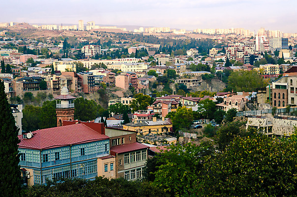 포토 JPG 해외이미지 나무 식물 구름 벽 여행 잎 건축양식 창문 자연 하늘 지붕 거리 주택 파노라마 사람없음 건물 초록색 여름 파란색 도시풍경 수확 발코니 가을 흰색 도시 퓨전 복고 내추럴 조지아 해외202004 해외포토 자연요소 건축물 계절 건축 컬러 농업 촬영기법 풍경 생태계 동유럽 파일형식 이미지허브