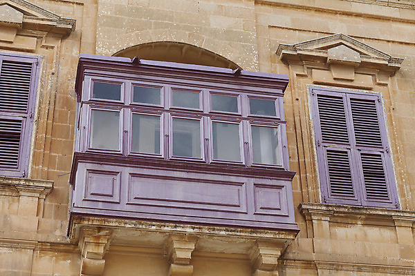 포토 JPG 해외이미지 전통 유럽 문화 섬 건축양식 창문 거리 주택 사람없음 야외 건물 목재 빨간색 도시풍경 항구 발코니 도시 중세 지중해 타운 셔터 몰타섬 옛날 해외202004 해외포토 나무 건축물 건축 나라 바다 컬러 재료 교통시설 풍경 역사 몰타 파일형식 이미지허브