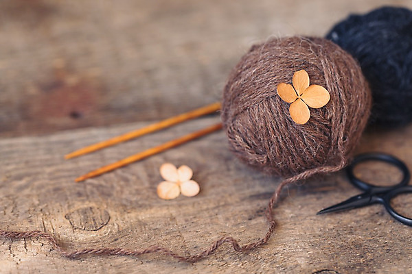 포토 JPG 해외이미지 디자인 백그라운드 따뜻함 취미 사람없음 목재 컬러풀 회색 가을 시골 직물 뜨개질 실 부드러움 섬유 수공예 핸드메이드 해외202004 해외포토 나무 계절 컬러 재료 감각 공예 파일형식 이미지허브