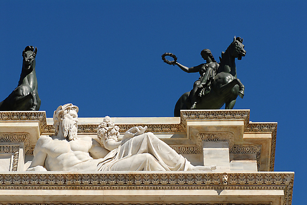 포토 JPG 해외이미지 문화 조각 건축양식 사람없음 조각상 이탈리아 역사 대리석 소매 르네상스 밀라노 해외202004 해외포토 건축 유럽 재료 조형물 파일형식 이미지허브