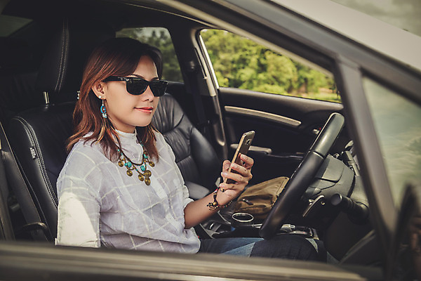 포토 JPG 해외이미지 라이프스타일 응시 행복 안경 얼굴 음악 여행 자동차 휴가 노동자 사랑 한명 동양인 야외 운전 자유 수확 치아 보호 손목시계 보안 보험 돌봄 주목 해외202004 해외포토 직업 1 시선 잡화 감정 육상교통 시계 컨셉 농업 장신구 모션 문화예술 안전 사람 인종 생활 신체부위 소화기관 파일형식 이미지허브