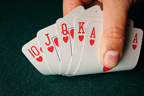 포토 JPG 해외이미지 손 돈 놀이 탁자 성공 정장 사람없음 빨간색 거래 게임 흰색 하트 마음 우승 신용카드 4 행운 재산 도박 위험 왕 갑판 가득함 카지노 클럽 기회 포커 팩 잭 여왕 라스베가스 승자 에이스 직진 텍사스 필승 해외202004 해외포토 모양 옷 컬러 가구 컨셉 배_교통 신체부위 금융 숫자 미국 화장품 최고 트럼프 파일형식 이미지허브