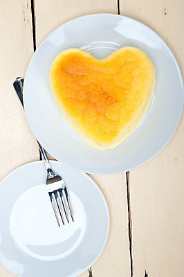 포토 JPG 해외이미지 접시 포크 디저트 사람없음 하이앵글 하트 치즈케이크 해외202004 해외포토 모양 식기 음식 뷰포인트 케이크 파일형식 이미지허브