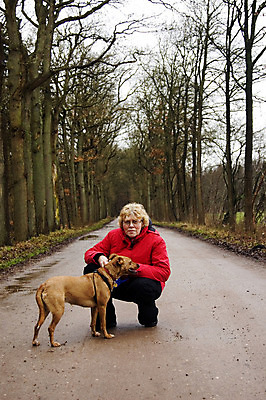 포토 JPG 해외이미지 동물 백인 손 공원 여자 행복 안경 함께함 사랑 한명 미소 사람 야외 친구 반려동물 운동 태양 봄 우정 산책 기쁨 사막 흰색 개 마스코트 해외202004 해외포토 자연요소 서양인 1 잡화 계절 공공시설 감정 컬러 컨셉 포유류 관계 휴식 표정 건강 신체부위 파일형식 이미지허브