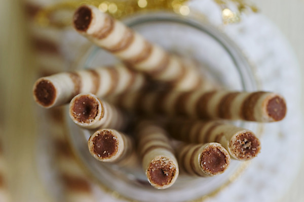 포토 JPG 해외이미지 모양 전통 리본 음식 컨셉 다이어트 유리 지팡이 디저트 사람없음 갈색 쿠키 과자 초콜릿 줄무늬 빵집 대접 막대기 달콤 맛 아침식사 설탕 굽기 먹기 가득함 크림 오브젝트 냅킨 롤 칼로리 패티 번 특별함 페스츄리 해외202004 해외포토 빵 컬러 무늬 모션 재질 건강 상점 식사 구이 파일형식 이미지허브