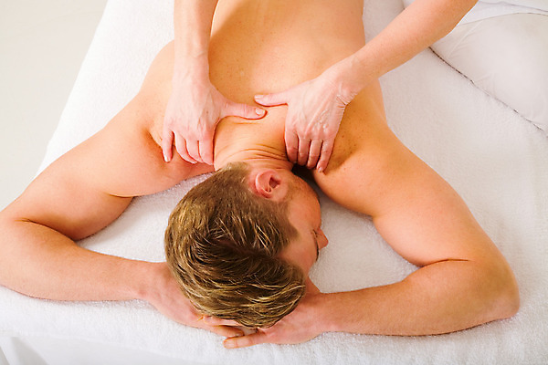 포토 JPG 해외이미지 백인 라이프스타일 여자 여유 휴식 실내 관리 한명 20대 성인 두명 금발 마사지 어깨 거짓말 바디케어 해외202004 해외포토 서양인 1 헤어스타일 감정 컨셉 사람 청년 내부 생활 신체부위 파일형식 이미지허브