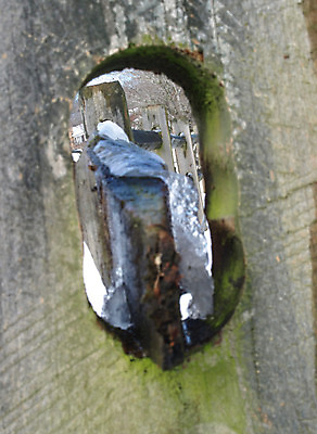 포토 JPG 해외이미지 겨울 사람없음 목재 울타리 얼음 구멍 해외202004 해외포토 자연요소 나무 계절 재료 담장 파일형식 이미지허브