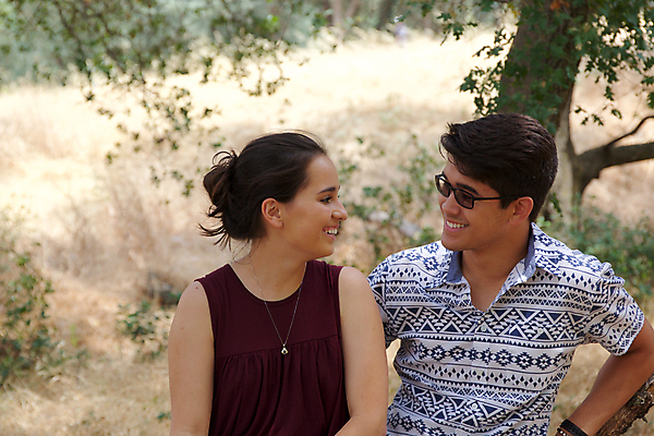 포토 JPG 해외이미지 백인 커플 응시 공원 여자 남자 행복 감정 2 데이트 관계 자연 함께함 사랑 사람 앉기 소년 야외 두명 10대 연도 옛날 해외202004 해외포토 서양인 시선 공공시설 어린이 컨셉 모션 청소년 생태계 파일형식 이미지허브