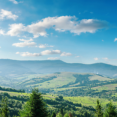 포토 JPG 해외이미지 나무 구름 계절 유럽 여행 백그라운드 자연 하늘 날씨 산 안테나 풍경 경사 사람없음 야외 목재 초록색 여름 파란색 빛 햇빛 환경 계곡 맑음 활발 안개 소나무 정상 숲 언덕 장면 내추럴 넘어짐 뿌연 우크라이나 절정 수평선 해외202004 해외포토 자연요소 식물 나라 컬러 컨셉 재료 통신 모션 태양 생태계 파일형식 이미지허브