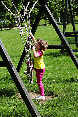 포토 JPG 해외이미지 백인 공원 여자 행복 어린이 놀이 한명 미소 사람 야외 초록색 청춘 기쁨 흰색 그물 달콤 놀이터 오르기 해외202004 해외포토 서양인 1 공공시설 감정 컬러 컨셉 모션 표정 맛 파일형식 이미지허브