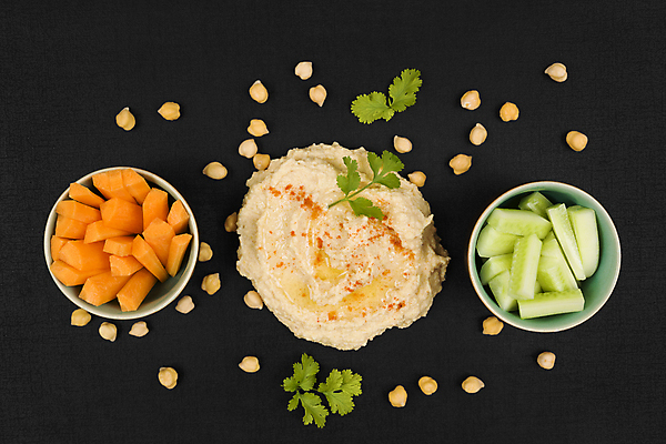 포토 JPG 해외이미지 그릇 검은배경 오이 실내 사람없음 하이앵글 당근 병아리콩 중동음식 해외202004 훔무스 해외포토 식기 음식 뷰포인트 백그라운드 채소 콩 뿌리채소 내부 검은색 파일형식 이미지허브