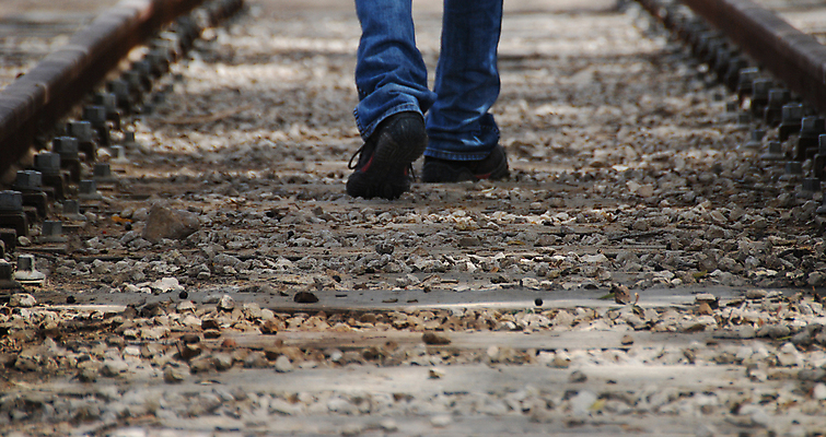 포토 JPG 해외이미지 1 남자 도로 길 선 여행 모션 사람 사람없음 야외 갈색 걷기 금속 줄무늬 기차 골동품 역 철 싱글 복고 구식 떠남 선로 양발 옛날 철강 철책 해외202004 해외포토 육상교통 컬러 무늬 교통시설 재질 대중교통 파일형식 이미지허브