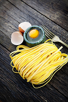 포토 JPG 해외이미지 전통 리본 음식 포크 재료 탁자 파스타 건강 스파게티 요리 사람없음 목재 주방 식당 계란 식사 줄무늬 이탈리아 빵집 수확 껍질 흰색 신선 낟알 밀 굽기 먹기 국수 준비 날것 반죽 만들기 밀가루 밀가루반죽 생식 제빵사 페스츄리 핸드메이드 탈리아텔레 해외202004 해외포토 나무 직업 식기 유럽 빵 컬러 가구 무늬 농업 모션 곡류 서양음식 상점 알 면류 가루 구이 파스타면 파일형식 이미지허브