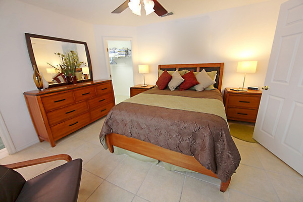 포토 JPG 해외이미지 가구 베개 탁자 부동산 주택 실내 사람없음 내부 침실 이불 거울 방 침대 램프 장롱 부채 해외202004 해외포토 생활용품 침구 조명 건물 재산 파일형식 이미지허브