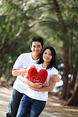 포토 JPG 해외이미지 라이프스타일 커플 옷 여자 남자 꽃 행복 감정 꽃다발 결혼 2 꽃무늬 관계 신혼부부 포옹 결혼식 남편 함께함 사랑 미소 웃음 소년 성인 두명 여름 기쁨 아내 약혼 유대감 해외202004 해외포토 식물 부부 계절 어린이 컨셉 무늬 안기 표정 사람 이벤트 생활 약속 신혼 파일형식 이미지허브