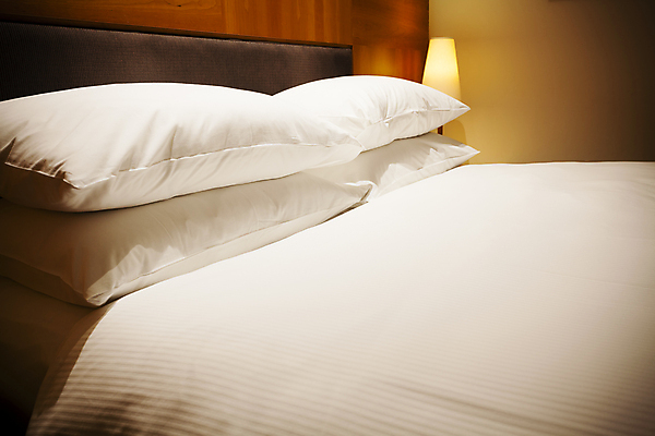 포토 JPG 해외이미지 라이프스타일 디자인 여행 가구 쿠션 베개 호텔 휴가 휴식 새로움 아파트 주택 실내 사람없음 내부 가로 빛 침실 방 침대 램프 고급 우아함 시트 더블 매트리스 안락 해외202004 해외포토 생활용품 컨셉 침구 숙소 조명 건물 생활 파일형식 이미지허브