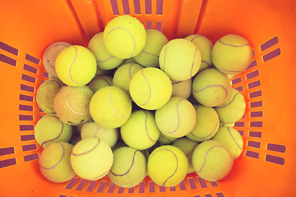 포토 JPG 해외이미지 백인 라이프스타일 스포츠 포즈 운동화 공 놀이 휴식 성인 사람없음 야외 가로 여름 노란색 바구니 경쟁 장비 기차 테니스 라켓 닫기 땅바닥 법정 스트라이크 타격 전경 해외202004 해외포토 서양인 계절 육상교통 스포츠용품 컬러 신발 컨셉 모션 대중교통 바닥 사람 풍경 생활 구기 파일형식 탑뷰 이미지허브