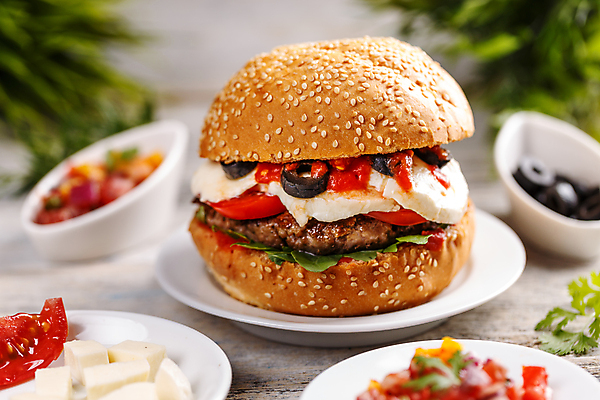 포토 JPG 해외이미지 접시 패스트푸드 실내 사람없음 아웃포커스 햄버거 인스턴트 정크푸드 나무배경 해외202004 해외포토 식기 음식 백그라운드 촬영기법 내부 파일형식 이미지허브