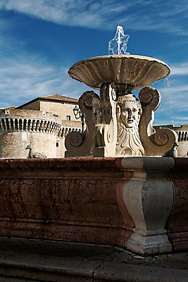 포토 JPG 해외이미지 구름 유럽 얼굴 하늘 벽돌 오리 사람없음 야외 가로 물 파란색 맑음 이탈리아 도시 성 중세 도심 심볼 분수 정사각형 대리석 타운 해외202004 해외포토 자연요소 도형 건축물 나라 컬러 재료 조류 날씨 신체부위 역사 파일형식 이미지허브