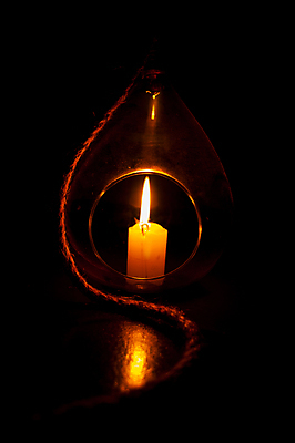 포토 JPG 해외이미지 스튜디오촬영 종교 백그라운드 크리스마스장식 크리스마스 촛불 검은배경 불꽃 조명 실내 사람없음 장식 가로 세로 빛 컬러풀 한개 어둠 침묵 고요 축하 영혼 야간 빛망울 연소 광 정물화 해외202004 해외포토 자연요소 1 기념일 컬러 컨셉 초 불 내부 검은색 소리 그림 파일형식 이미지허브