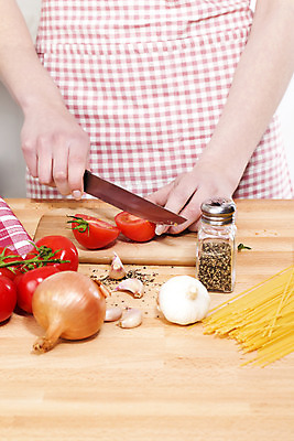 포토 JPG 해외이미지 전통 라이프스타일 접시 손 여자 음식 토마토 채소 탁자 양파 파스타 마늘 스파게티 요리 한명 빨간색 수건 갈색 노란색 주방 식사 저녁식사 앞치마 샐러드 흰색 직물 신선 잡기 면 뜨거움 칼 우아함 자르기 지중해 향신료 준비 매움 날것 후추 점심식사 채식주의자 해외202004 해외포토 1 식기 바다 컬러 가구 컨셉 모션 서양음식 사람 생활 신체부위 위생용품 맛 채식 향미료 파일형식 이미지허브