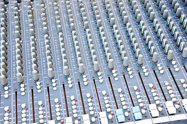 포토 JPG 해외이미지 음악 놀이 버튼 추상 사람없음 빛 어둠 소리 장비 가리킴 볼륨 혼합 갑판 믹서 DJ 책상 클럽 전자 오디오 스테레오 찬성 위로 뮤지컬 섞기 제어 많음 해외202004 해외포토 가구 컨셉 무늬 배_교통 문화예술 손짓 전자제품 파일형식 이미지허브