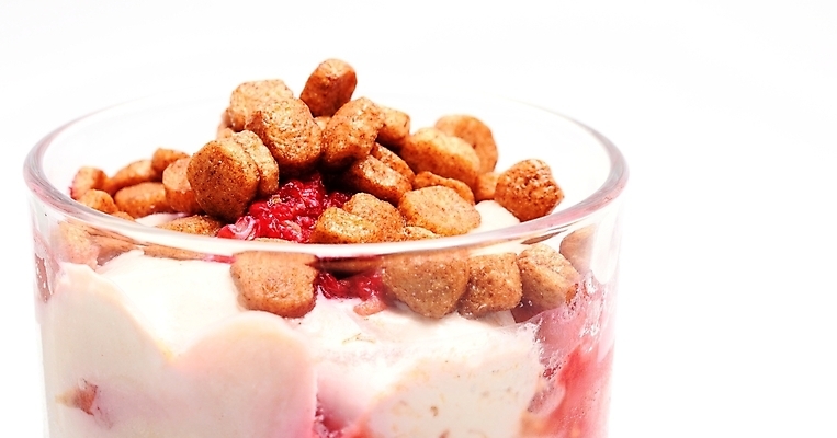 포토 JPG 해외이미지 열매 음식 백그라운드 과일 유리 디저트 치즈 사람없음 빨간색 식사 흰색 신선 달콤 맛 크림 흰배경 시골집 산딸기 해외202004 해외포토 식물 컬러 컨셉 재질 유제품 주택 파일형식 이미지허브