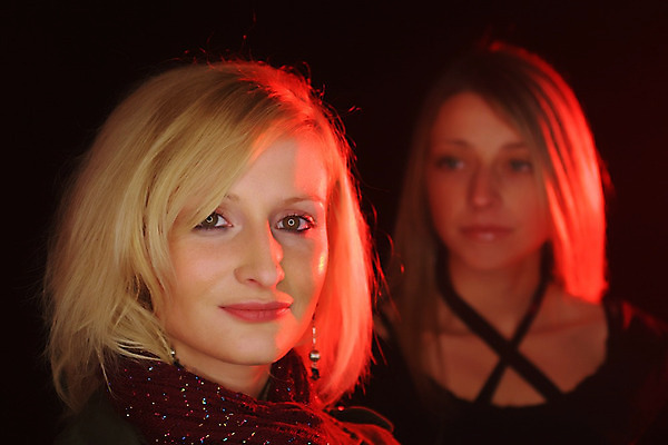 포토 JPG 해외이미지 백인 모델 커플 여자 행복 얼굴 2 생각 휴식 함께함 사랑 사람 성인 두명 가로 친구 컬러풀 금발 머리 유행 우정 뜨거움 화려 유혹 이발 클럽 노려봄 고립 스타일 여자만 해외202004 해외포토 서양인 헤어스타일 감정 컬러 컨셉 관계 표정 신체부위 파일형식 이미지허브