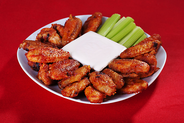 포토 JPG 해외이미지 실내 사람없음 양념치킨 샐러리 닭날개 미국음식 빨간배경 해외202004 버팔로윙 블루치즈소스 해외포토 백그라운드 채소 서양음식 내부 빨간색 치킨 닭고기 소스_음식 파일형식 이미지허브