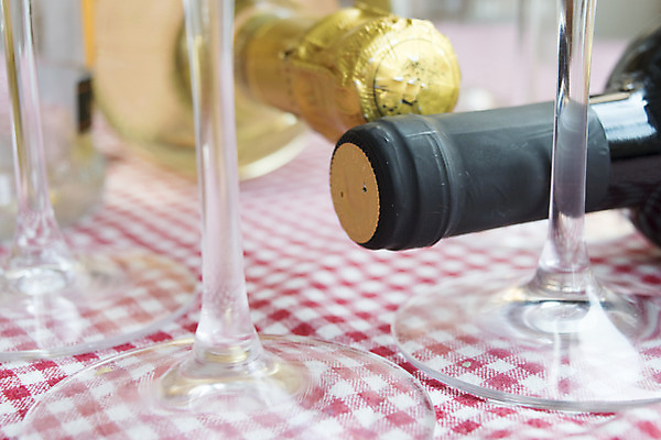 포토 JPG 해외이미지 안경 줄기 탁자 사람없음 빨간색 식당 와인 크리스탈 묘사 목 지하실 노화 해외202004 해외포토 식물 잡화 컬러 가구 컨셉 주류 신체부위 상점 광석 파일형식 이미지허브