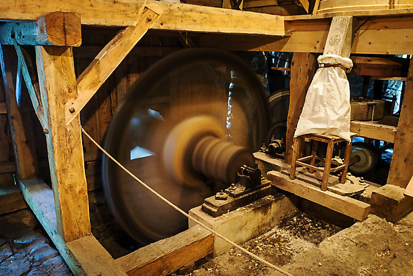 포토 JPG 해외이미지 전통 산업 밧줄 건축양식 바닥 실내 사람없음 내부 목재 빛 장비 공구 시골 업무 바퀴 수술 역사 시골집 박물관 쇼 먼지 장노출 갈기 단계 방앗간 옛날 핸드메이드 해외202004 해외포토 나무 건축 줄 재료 의학 주택 촬영기법 치료 도구 작업 파일형식 이미지허브