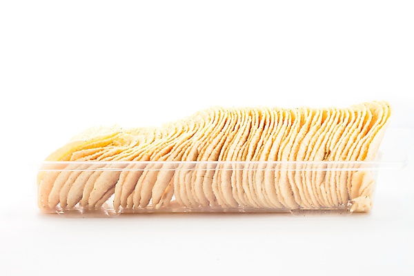 포토 JPG 해외이미지 실내 사람없음 과자 흰배경 담기 일렬 감자칩 짠맛 플라스틱통 해외202004 해외포토 백그라운드 모션 디저트 통 내부 흰색 칩_음식 맛 플라스틱 파일형식 이미지허브