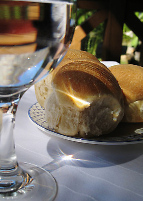 포토 JPG 해외이미지 음료 음식 유리 하늘 휴식 사람없음 물 파란색 태양 반사 맑음 식사 저녁식사 어둠 봄 거품 젖음 촉촉함 추위 물방울 신선 가장자리 상쾌 점심식사 단절 번 이국적 탄수화물 해외202004 해외포토 자연요소 계절 감정 빵 컬러 컨셉 재질 날씨 둘레 파일형식 이미지허브