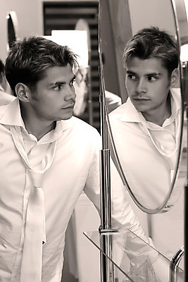 포토 JPG 해외이미지 응시 남자 셔츠 넥타이 한명 소년 반사 거울 흰색 해외202004 해외포토 1 시선 잡화 어린이 컬러 상의 사람 파일형식 이미지허브