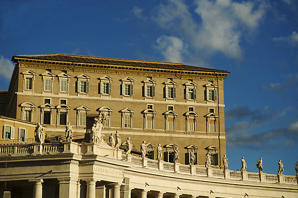 포토 JPG 해외이미지 주간 건축물 건축양식 하늘 풍경 사람없음 야외 성당 이탈리아 로마 인물조각상 바실리카 성베드로대성당 해외202004 사도궁 해외포토 자연요소 건축 유럽 종교건축 조각상 궁전 바티칸 파일형식 이미지허브