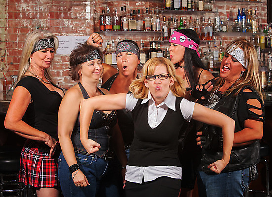 포토 JPG 해외이미지 백인 여자 유럽 안경 무기 중년 응원 근육 미소 웃음 사람 여러명 성인 금발 파티 흰색 바 술집 그룹 유머 괴짜 구부린 멍청이 어려움 이두근 반다나 해외202004 해외포토 서양인 헤어스타일 잡화 감정 나라 컬러 다수 컨셉 모션 표정 이벤트 파일형식 헤어액세사리 이미지허브