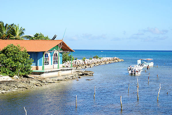 포토 JPG 해외이미지 라이프스타일 산업 문화 바다 섬 여행 비즈니스 건축양식 낚시 어류 풍경 사람없음 야외 건물 물 여름 파란색 항구 만 업무 보트 상업 낚시꾼 쿠바 해외202004 해외포토 자연요소 건축물 계절 건축 컬러 배_교통 교통시설 레저 생활 수중동물 작업 중앙아메리카 파일형식 이미지허브