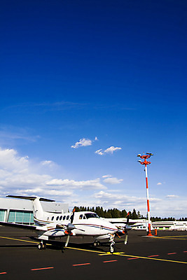 포토 JPG 해외이미지 구름 스포츠 조각 여행 이동 날개 교통시설 하늘 휴가 비행기 사람없음 빨간색 노란색 기계 줄무늬 흰색 역 공항 작음 주차 도착 항공 출발 꼬리 프로펠러 활주로 엔진 격납고 대패 해외202004 해외포토 자연요소 길 컬러 교통 컨셉 무늬 항공교통 대중교통 크기 시설 파일형식 이미지허브