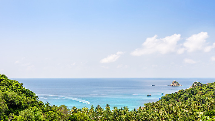 포토 JPG 해외이미지 나무 구름 아시아 바다 섬 여행 태국 자연 하늘 주택 풍경 사람없음 야외 초록색 여름 파란색 만 보트 휴양지 다이빙 상어 방갈로 절정 수평선 해외202004 해외포토 자연요소 식물 계절 나라 컬러 배_교통 숙소 어류 건물 수영 장소 생태계 수중스포츠 파일형식 이미지허브