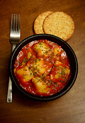 포토 JPG 해외이미지 음식 겨울 치즈 파스타 따뜻함 요리 사람없음 목재 식사 저녁식사 이탈리아 가을 시골 면 고명 사발 토마토소스 점심식사 라비올리 입가심 탄수화물 토스카나 핸드메이드 해외202004 해외포토 나무 계절 유럽 재료 유제품 서양음식 사기그릇 소스_음식 파일형식 이미지허브