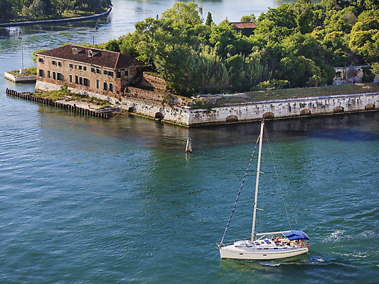 포토 JPG 해외이미지 전통 유럽 여행 교통시설 하늘 항해 그림자 미술 사람없음 물 파란색 빛 컬러풀 반사 일몰 이탈리아 흰색 보트 운하 베네치아 석호 해외202004 해외포토 자연요소 나라 컬러 교통 배_교통 문화예술 노을 시설 파일형식 이미지허브