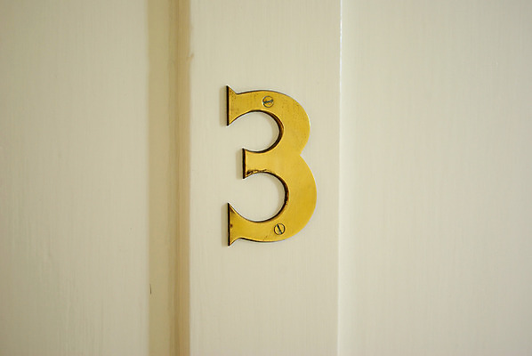 포토 JPG 해외이미지 여행 호텔 휴가 아파트 사람없음 건물 목재 장식 숫자 문 침실 방 흰색 황금 플랫 입장 놋쇠 해외202004 해외포토 나무 문자 건축물 컬러 재료 숙소 주택 파일형식 이미지허브