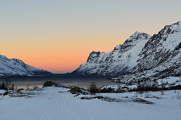 포토 JPG 해외이미지 바다 겨울 자연 산 파노라마 노르웨이 풍경 사람없음 야외 물 파란색 빛 컬러풀 태양 평화 환경 얼음 침묵 일몰 새벽 활발 추위 흰색 원형 시원함 북극 순수 언덕 그림 장면 북쪽 내추럴 산악지대 강렬 북극해 스칸디나비아 절정 눈내림 해외202004 해외포토 자연요소 도형 계절 유럽 컬러 컨셉 눈_날씨 촬영기법 노을 소리 극지방 방향 생태계 파일형식 이미지허브