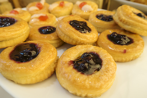 포토 JPG 해외이미지 접시 열매 음식 분홍색 조각 과일 탁자 디저트 치즈 건강 요리 사람없음 장식 파란색 빛 컬러풀 쿠키 케이크 식당 침묵 봄 껍질 대접 신선 칼 고급 달콤 맛 잼 설탕 자르기 굽기 크림 유기농 블루베리 블랙베리 커스터드 타르트 페스츄리 핸드메이드 해외202004 해외포토 식물 식기 웰빙 계절 빵 컬러 가구 컨셉 모션 유제품 상점 소리 소스_음식 구이 파이_빵 파일형식 이미지허브