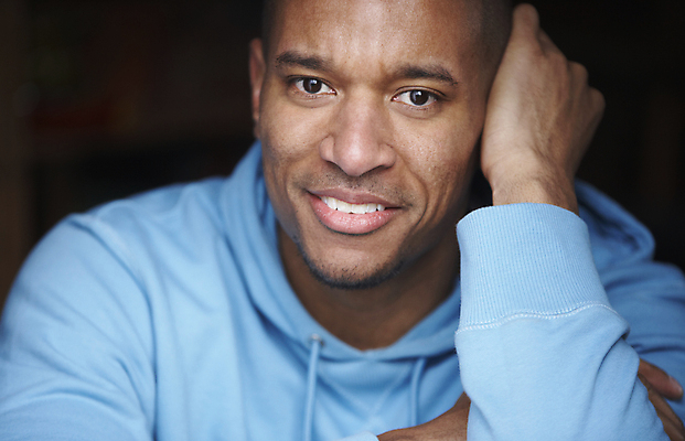 포토 JPG 해외이미지 행복 겨울 한명 미소 야외 가로 캐주얼 30대 목도리 가을 카피스페이스 혼혈 해외202004 해외포토 1 잡화 옷 계절 감정 표정 사람 장년 공백 다문화 파일형식 이미지허브