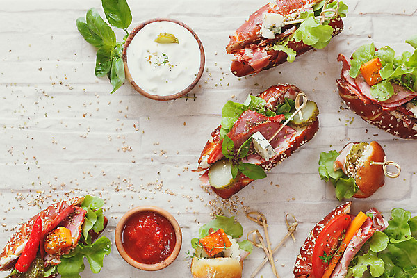 포토 JPG 해외이미지 음식 빵 토마토 채소 손가락 탁자 호박 치즈 샌드위치 육류 씨앗 사람없음 파란색 파티 식사 저녁식사 이탈리아 샐러드 추위 흰색 아침식사 폐기물 정상 상추 굽기 속도 준비 햄 피클 슬라이스 롤 토스트 깨 베이컨 성분 바질 점심식사 미니 뷔페 살라미 입가심 페스츄리 브레첼 바이에른사람 해외202004 해외포토 식물 손 유럽 컬러 가구 식재료 디저트 유제품 돼지고기 이벤트 조미료 쓰레기 구이 절임 파일형식 이미지허브